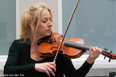 830843 Afbeelding van de uitvoering van een muziekstuk van Leo Horneman in het HKU Gebouw (Janskerkhof 4a) te Utrecht ...